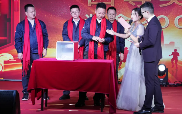 黄石百乐博blb2024年终晚会：凝心聚力，，，，，，共创鲜丽！