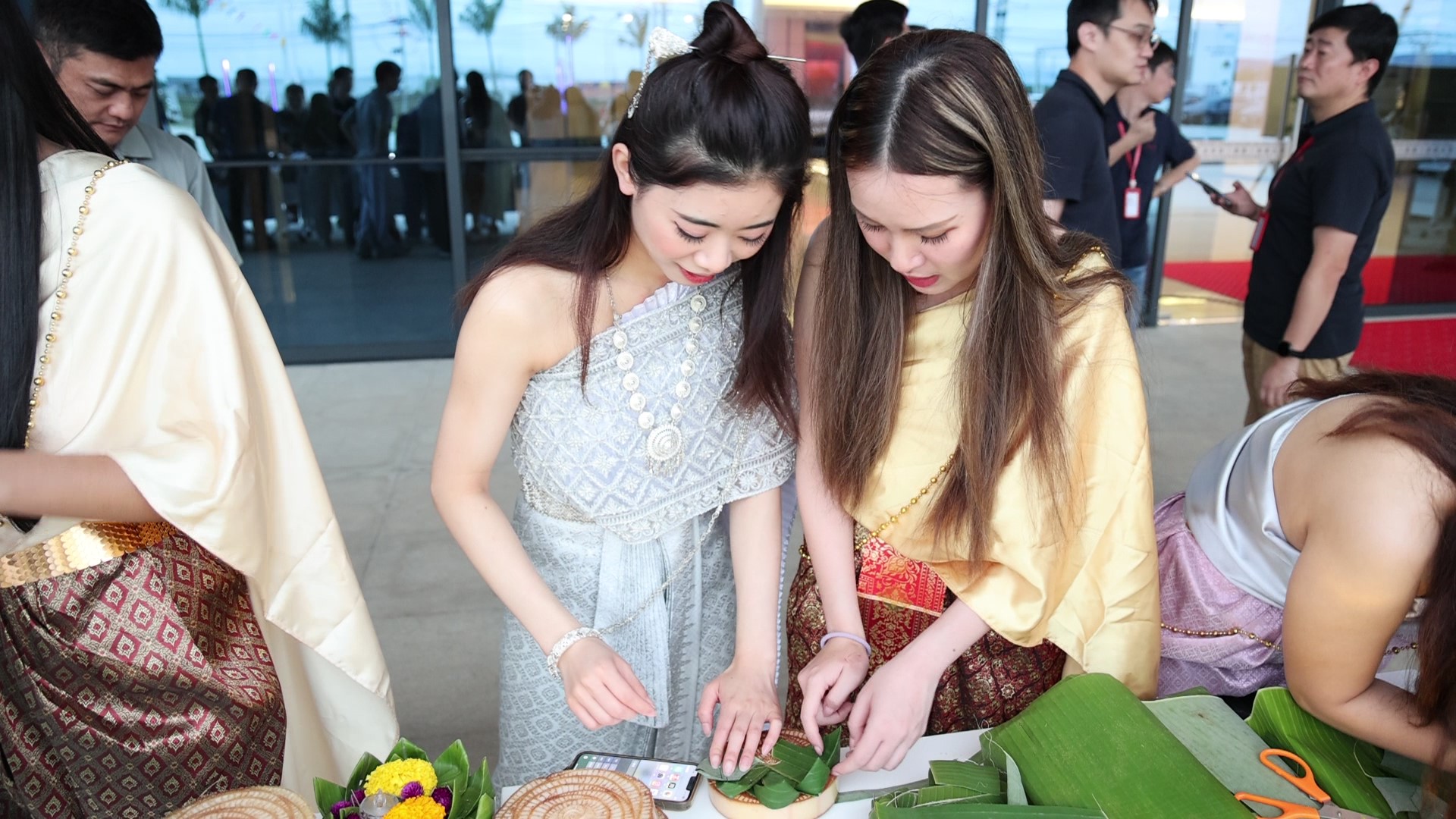 巧手翻飞，，，，，把欢乐折进水灯里